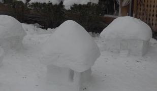 Satul de zăpadă, opera unui artist român. Nu lipsesc căsuțele tradiționale, un porumbar și o căpiță de fân