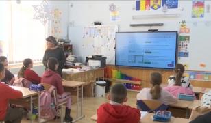 Comuna din Galaţi unde şcolarii își împart pachețelele: 170 de elevi săraci, lăsaţi fără masa promisă de stat