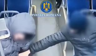 Momentul în care un tânăr fură ceasul de la mâna unui om care dormea în autobuz