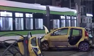 Şi-a făcut maşina praf, după ce a intrat violent în gardul liniei de tramvai. Accident grav în Capitală