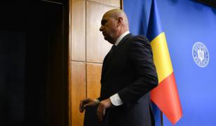 Zeci de oameni din Botoşani au huiduit un oficial care seamănă cu Ilie Bolojan. Premierul a plecat pe altă uşă