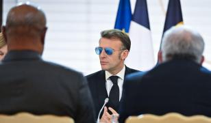 Apariţie inedită a lui Emmanuel Macron. Preşedintele a participat la o şedinţă cu ochelarii de soare la ochi