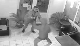 Un bărbat a fost prins la furat chiar de proprietarul cafenelei pe care a spart-o. Totul a fost filmat