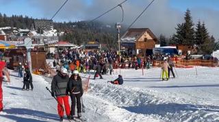 Staţiunea care a adunat sute de turişti în această perioadă. Stratul de zăpadă depăşeşte 60 de centimetri