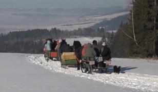 Cum petrec turiștii iarna în Harghita, la -20 de grade: plimbări cu sania, gulaș și pâine ardelenească