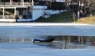 Distracția de iarnă care se poate transforma într-o tragedie. Gheața poate fi înșelătoare