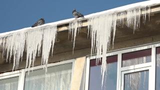 Cine plătește și ce trebuie să faci ca să fii despăgubit dacă zăpada căzută de pe acoperiş ți-a avariat mașina