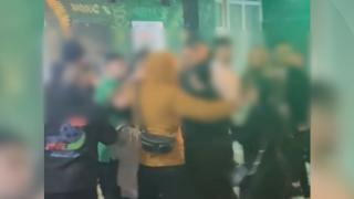 O replică acidă a aprins spiritele într-un club de manele din Iaşi. Încăierarea a continuat în stradă