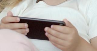 Abuzurile online asupra copiilor, în creștere. ONG-urile cer intervenție rapidă și educație digitală în școli