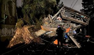 Tren deraiat în Spania, după ce a lovit un zid prăbuşit pe şine. Mecanicul de doar 28 de ani a murit