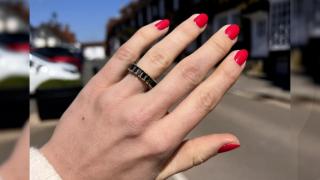 Adio verighetă, bun venit inel de divorț. Trendul bijuteriilor care transformă despărțirea în stil