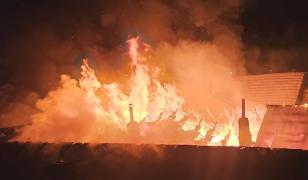 Trei copii au rămas pe drumuri în plină iarnă, după ce casa lor a fost făcută scrum în Neamţ