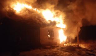 A aprins focul cu benzină pentru a se încălzi, dar a dat foc la casă. Bărbatul abia a scăpat cu viaţă