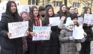 Protest la o școală din Mehedinți. Elevii și părinții spun că noua directoare a fost numită politic