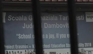 Un elev de clasa a doua îşi ţine colegii în teroare şi îi ameninţă cu moartea. Reacţia tatălui