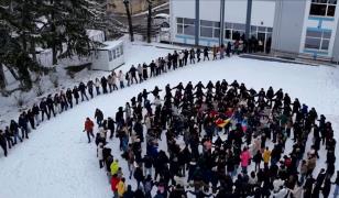 Din Botoșani până în Sibiu, elevii au sărbătorit Mica Unire cu hore și lecţii de istorie în aer liber