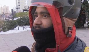 Reacția unui livrator din Bangladesh la prima lui iarnă adevărată, în Capitală. Abdul se luptă cu poleiul