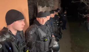 Localnicii au intrat în casa bunicilor băiatului care l-a ucis pe Mario. Îl caută în pod şi în tomberoane