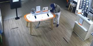 A furat 8 telefoane în mai puţin de 60 de secunde. Toată operaţiunea, surprinsă pe camerele de supraveghere