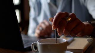 Cât muncim pentru o cafea. Bucureștiul, printre cele mai scumpe capitale europene