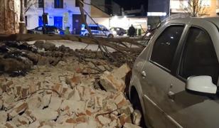 Zid prăbușit în centrul Aradului, din cauza vântului. O mașină de poliție a fost avariată