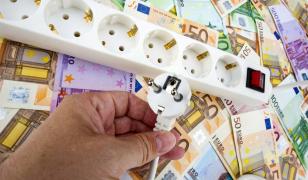 Statul vrea să ajute românii cu venituri mici să îşi plătească facturile la curent. Cu 50 de lei. Doar iarna