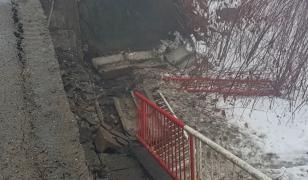 Pod din Vișeu de Jos, închis după ce o grindă a căzut în râu. Localnicii, obligați să ocolească zona