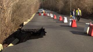 Drumul din România care s-a surpat deşi autorităţile ştiau din 2024 că asta se va întâmpla: Zona are probleme