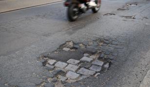 Gropi uriaşe pe străzile din Bucureşti, după ger şi zăpezi. Şoferii ghinionişti suferă pagube de mii de lei