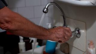 Ieşenii, revoltaţi după ce apa s-a scumpit abuziv. Cât a ajuns să coste un metru cub de apă