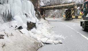 Drumul din România care a devenit capcană pentru şoferi. Bucăţi de piatră şi gheaţă s-au prăbuşit în stradă