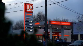 EXCLUSIV. Ce se schimbă la benzinăriile Lukoil din România, după preluarea de către Carlyle