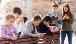 Cum îți afectează ecranul telefonului copilul. Comportamentele care apar fără să-ți dai seama