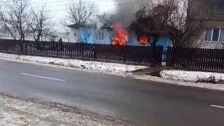Botoşănean mort după ce a căzut acoperişul peste el într-un incendiu. Fiica şi nepoata, la spital cu arsuri