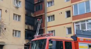 Incendiu puternic într-un bloc din Reşiţa. "Eu m-am trezit că mi-a pocnit termopanul"