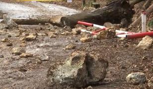 Traseu spre Poiana Braşov, restricţionat după ce blocuri mari de stâncă s-au prăbuşit de pe versant