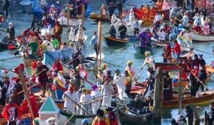 Fast la Carnavalul din Veneţia. Oraşul s-a transformat într-o scenă în care au defilat costume impresionante