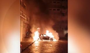 Incendiu puternic în Reşiţa, după ce o maşină a luat foc în parcare. Flăcările s-au extins şi la altă maşină