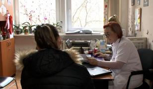 Prima zi de concediu medical nu mai este plătită. Câți bani pierd angajații