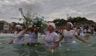 Mii de brazilieni au adus ofrande zeiţei mării pe plajele din Rio de Janeiro