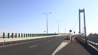 Restricții de circulație pe podul peste Dunăre de la Brăila din cauza tasărilor apărute sub o rampă de acces