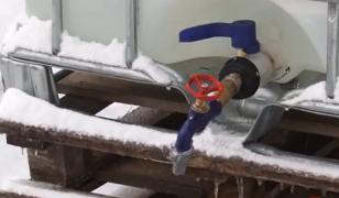 Gerul agravează criza apei din Curtea de Argeş. Rezervoarele aduse pentru populație au îngheţat