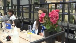 Elevii unui colegiu din Brașov fac orele de biologie într-o seră. Cum arată sala cu pereţi din sticlă