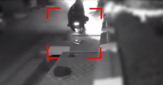 Un băiat de 16 ani, fără permis, a furat o maşină şi a intrat cu ea în stâlp. Trei prieteni au ajuns la spital