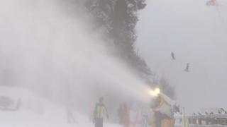 Zăpada artificială, un pericol ascuns de pe pârtii. Expert: "Să meargă foarte atent, să reducă mult viteza"