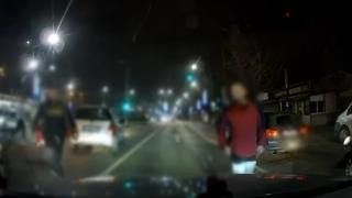 Un bărbat şi fiul său de 14 ani, reţinuţi de poliţişti după o bătaie în trafic. Un al treilea agresor, căutat