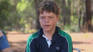 Un băiat de 13 ani a înotat 4 ore pentru a-şi salva mama şi fraţii luaţi de valuri, după o plimbare cu caiacul