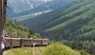 Cum îşi organizează românii concediul: cheltuieli, destinaţii şi preferinţe