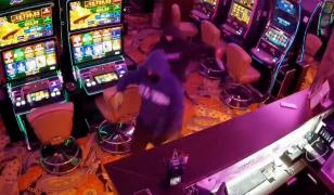 Momentul în care 2 bărbați mascați jefuiesc o sală de jocuri din Brașov. Câți bani au reușit să fure