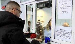 Un șofer și-a plătit amenda cu monede, ca răzbunare. Funcționarii au închis ghișeul și s-au pus pe numărat